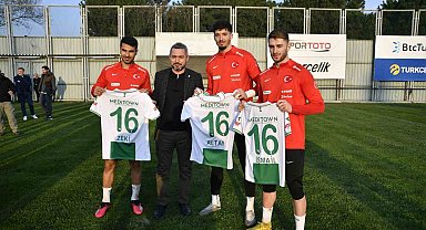 Altay Bayındır, İsmail Yüksek ve Mehmet Zeki Çelik'e Bursaspor forması hediye edildi