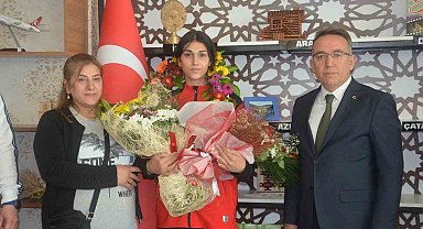 Avrupa şampiyonu olan milli sporcu memleketinde çiçeklerle karşılandı