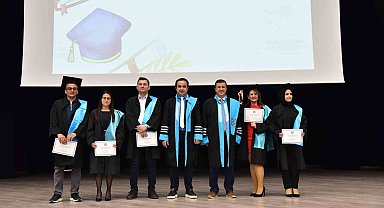 Balıkesir'de geleceğin akademisyenleri kep attı