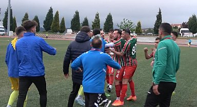 Bilecik'te şampiyonun belli olacağı futbol maçında istenmedik görüntüler ortaya çıktı