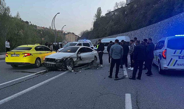 Bitlis'te otomobil ile minibüs kafa kafaya çarpıştı: 8 yaralı