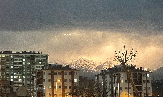 Kayseri'de şimşekler Erciyes'i aydınlattı