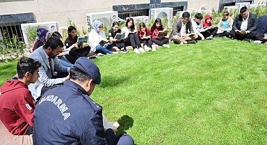 Kozan sustu, kitaplar konuştu