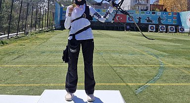 Kütahya Nafi Güral Fen Lisesi öğrencisi Fatıma Zehra Öz okçulukta il birincisi