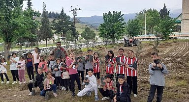Minik eller okul bahçesine zeytin dikti