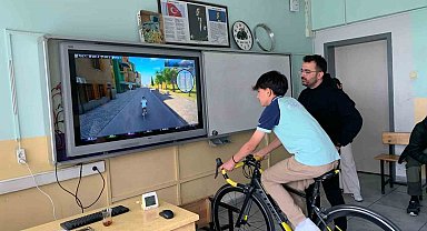 Öğrenciler bisiklet simülasyonuyla sanal ortamda pedal çevirdiler
