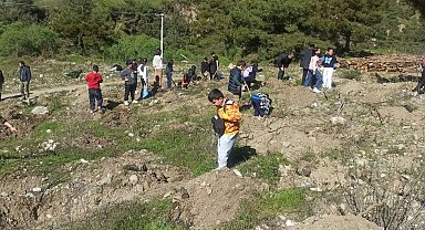Salihli'de öğrenciler fidan dikerek geleceğe nefes oldu