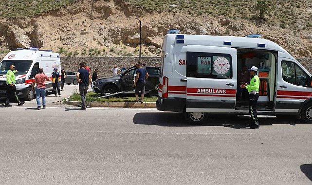 2 araç kavşakta çarpıştı, 3'ü çocuk 6 kişi yaralandı