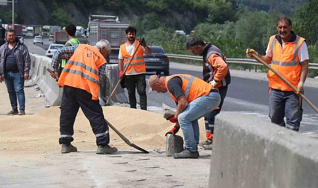 25 ton tavuk yemi D-650'ye savrulmuştu: Kapalı olan yol 2 saat sonra ulaşıma açıldı