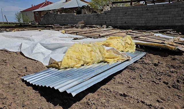 Adilcevaz'da fırtına çatıları uçurdu