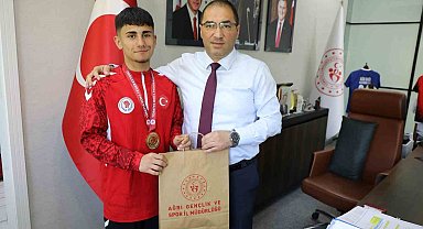 Ağrı Gençlik ve Spor İl Müdürü Çelebi, şampiyon sporcuyu tebrik etti