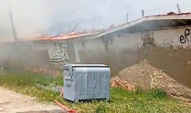 Ahırda çıkan yangın paniğe neden oldu