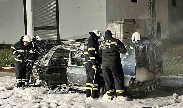 Aksaray'da yanan otomobil hurdaya döndü