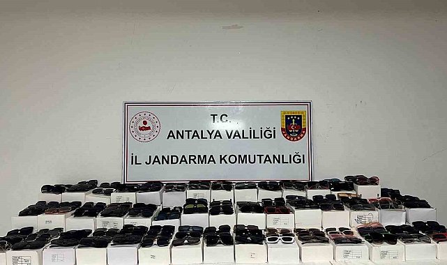Aksu'da araçta bin 500 adet kaçak güneş gözlüğü çıktı