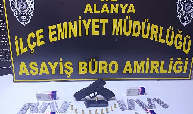 Alanya'da ruhsatsız silah ve uyuşturucu hap ele geçirildi