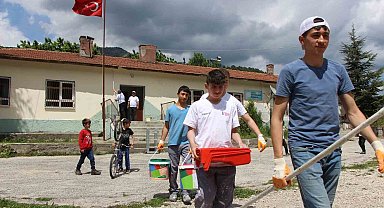 Amasya'da köy okulunu liselilerin 'tamir takımı' boyadı