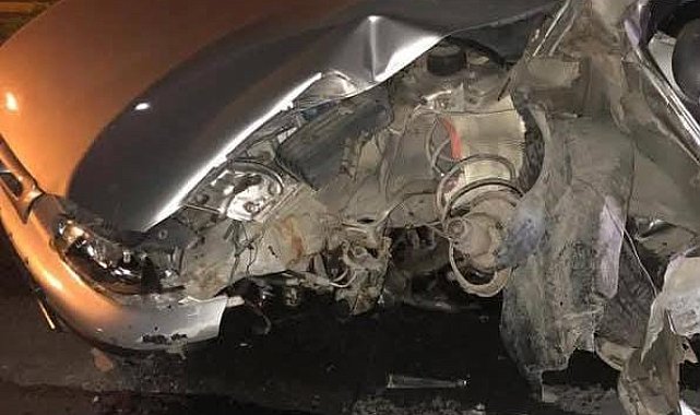 Ankara'da kontrolden çıkan araç elektrik direğine çarptı: 1 yaralı