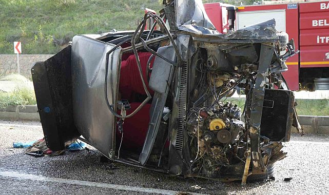 Anneler Günü'nde yürek yakan kaza: Hurdaya dönen otomobildeki kadın hayatını kaybetti