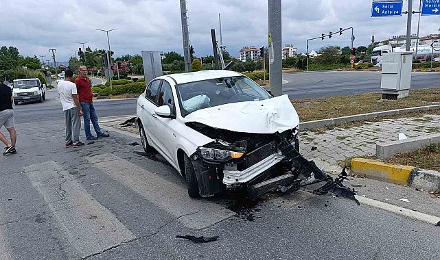 Antalya'da çarpışan araçlar hurdaya döndü: 1 yaralı