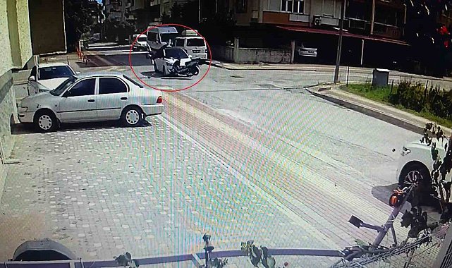 Antalya'da otomobille çarpışan motosiklet sürücüsü havada taklalar attı