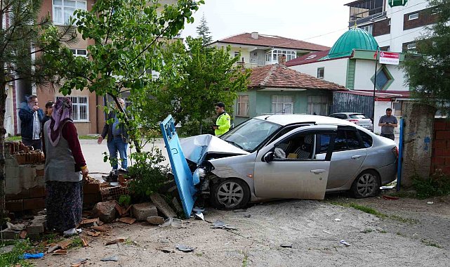 Araca çarpmamak için ani manevra yaptı, bahçe duvarına daldı: 2 yaralı