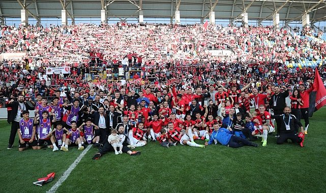 Bakan Bak'tan, Süper Lig'e yükselen Gençlerbirliği'ne tebrik