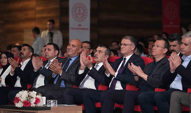 Bakan Tekin, Van'da Maarif Orkestrası ve Halk Dansları Topluluğu'nun gösterisini izledi