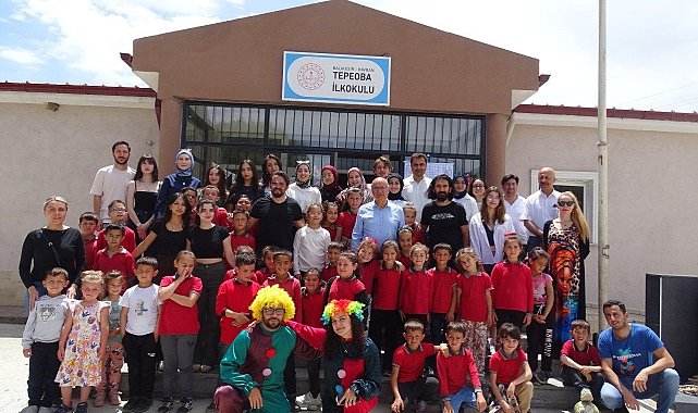 Balıkesir Üniversitesi öğrencilerinden köy okuluna anlamlı dokunuş