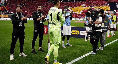 Başakşehir, şampiyon Galatasaray'ı alkışladı