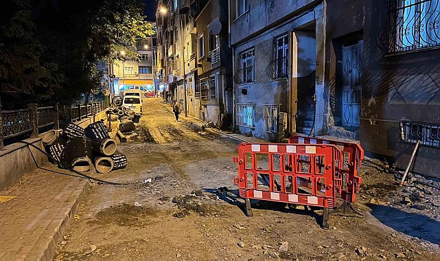 Bayrampaşa'da altyapı çalışması yapılan sokakta rögar kapağı patladı