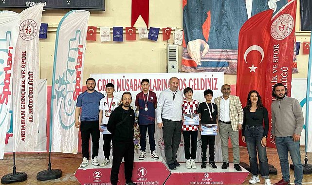 Bilek güreşinde İspir'in başarısı