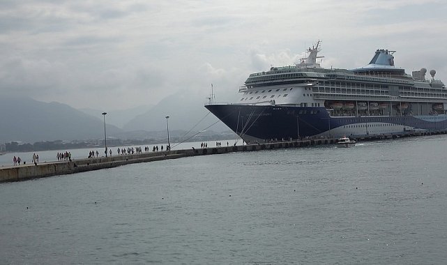 Bin 795 yolcu ve 729 mürettebatı bulunan kruvaziyer Alanya Limanı'na demir attı