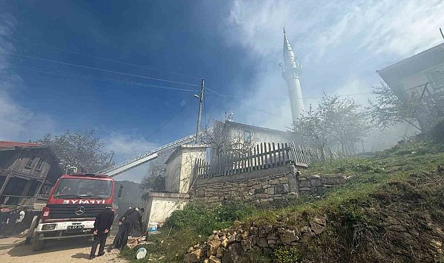 Bolu'da çıkan yangında 2 ahşap ev ve 1 cami küle döndü