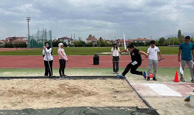 Bolu'da minikler atletizm şenliği renkli görüntülere sahne oldu