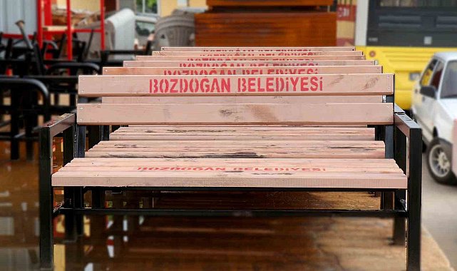 Bozdoğan Belediyesi bankları ve durakları kendi imkanlarıyla üretiyor