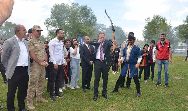 Bulanık'ta çocuklar şenlikte gönüllerince eğlendi