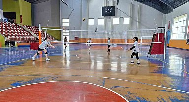 Bulanık'ta voleybol antrenmanları yoğun katılımla devam ediyor