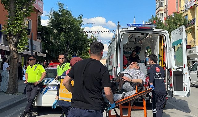 Burdur'da yolun karşısına geçmek isteyen yaşlı adama otomobil çarptı