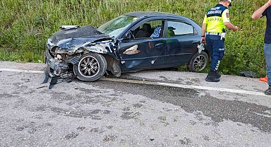Bursa'da iki otomobil kafa kafaya çarpıştı: 3 yaralı