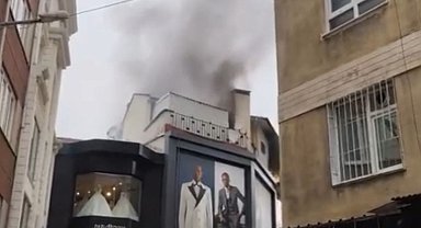 Bursa'da Tarihi Uzun Çarşı'da korkutan yangın: Çatı katı alev alev yandı