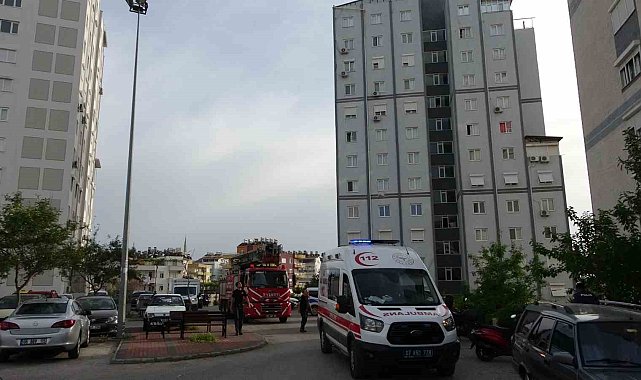 Çatıya çıkan kadını polisler ikna etti