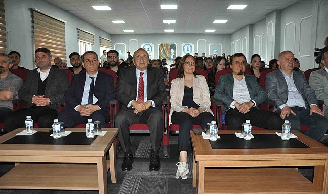 Çimentaş Yönetim Kurulu Başkanı Taha Aksoy deneyimlerini öğrencilerle paylaştı