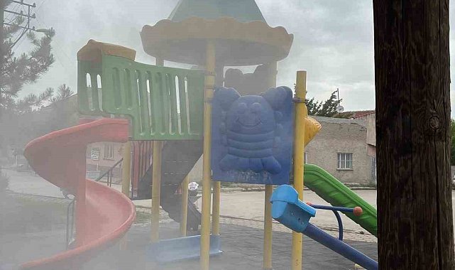 Çocukların oyun parkında yaktığı ateş vatandaşlar tarafından söndürüldü
