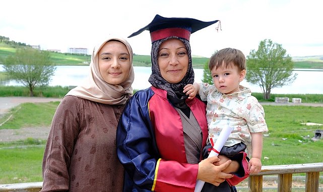 Diplomasını kucağında ki torunuyla birlikte aldı