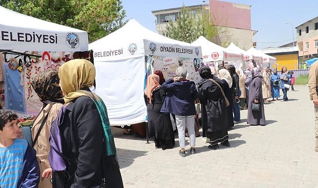 Diyadin'de kursiyer kadınlar atık malzemeleri sanate dönüştürdü