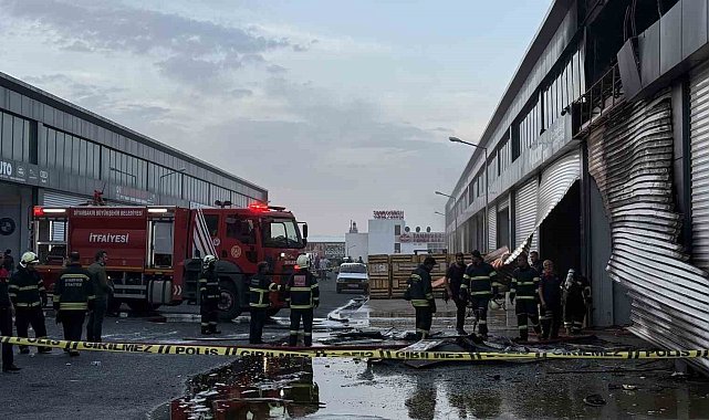 Diyarbakır'da kepenk tamiri sırasında çıkan kıvılcımla 4 dükkan yandı