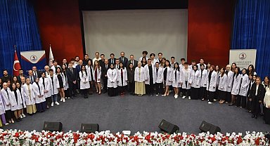 Eczacı adayları beyaz önlük giydi