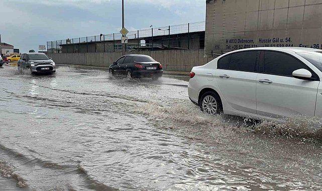 Edirne'de sağanakta yollar göle döndü