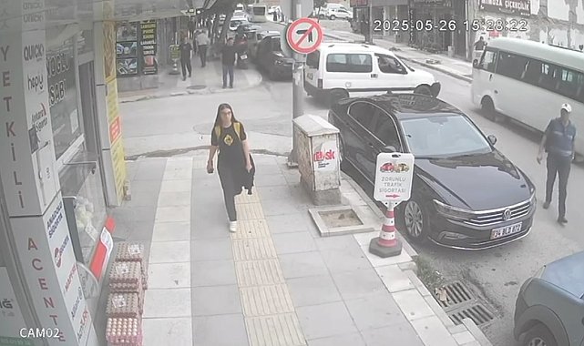 Elazığ'da hafif ticari araçla minibüs çarpıştı, kaza anı kamerada