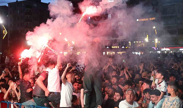 Elazığ'da nefesler tutuldu: Taraftarlar Elazığspor maçı için dev ekran başına geçti